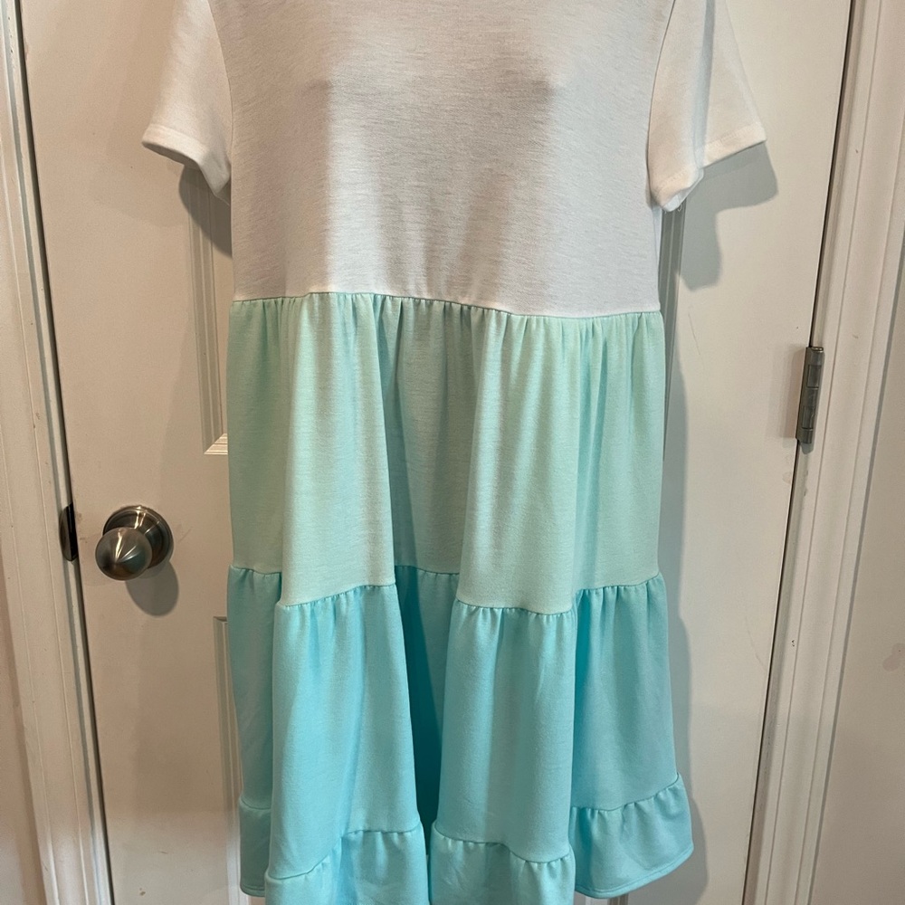 crown & ivy White Top with Black Lining Detail